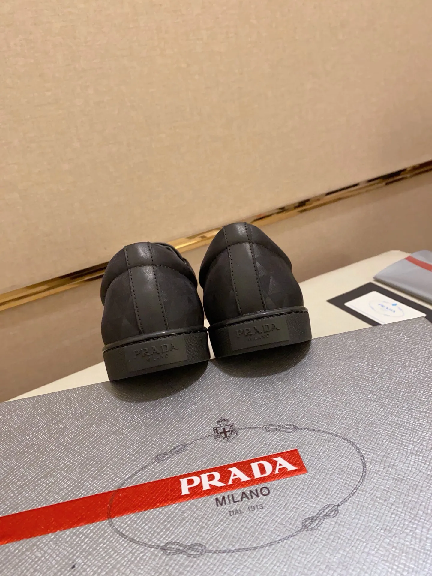 Men's shoes 💰 580💰 ✔️✔️✔️High-quality new PRADA counters are launched at the same time. The new men's shoes and 😘fabrics are selected from first-layer cowhide and are made by pure handicrafts. Lining: Full cowhide lining. 👍🏿 High-end ☄️ air-cushion molded anti-slip rubber outsole, exquisite lines, simple and elegant, comfortable and high-end for leisure travel. Code number: 38 to 44 (45 can be customized)